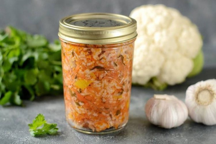 Reissalat mit Karotten, Paprika und Kräutern