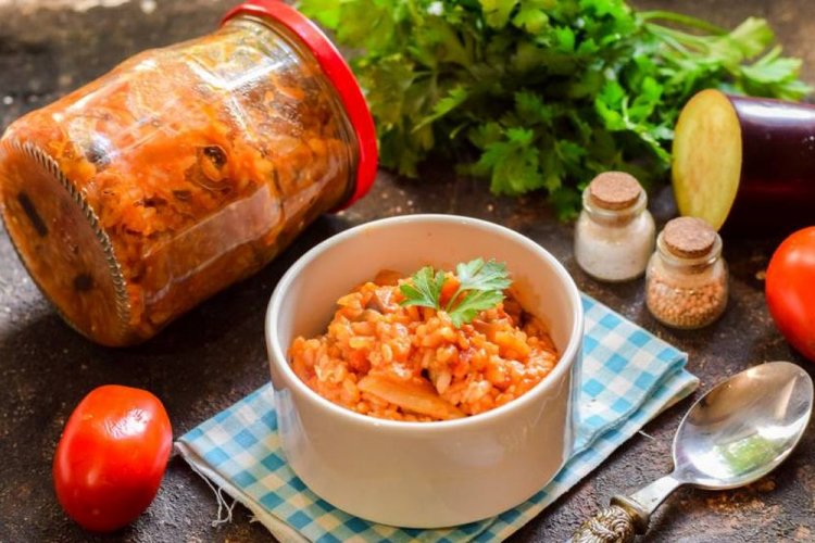 Reissalat mit Auberginen und frischen Tomaten für den Winter