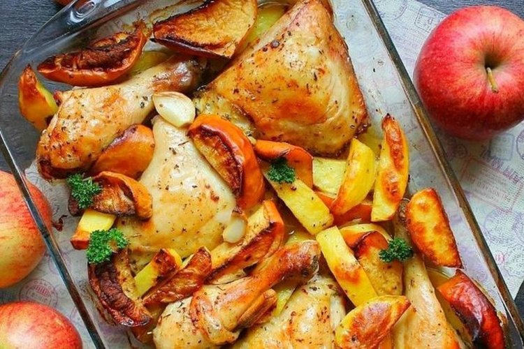 Chicken Drumsticks with Apples in the Oven