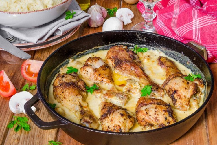Chicken Drumsticks with Mushrooms in Cheese Sauce