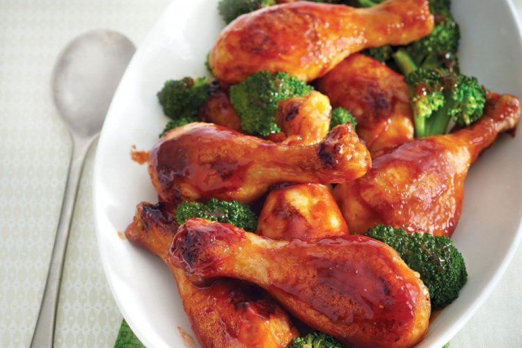 Chicken Drumsticks with Broccoli in the Oven