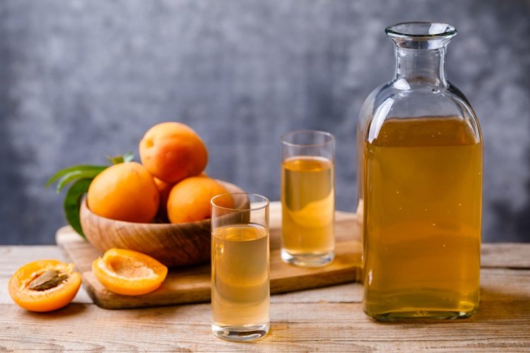 Licor de albaricoque sin hueso con vodka