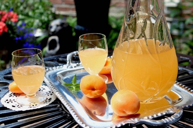 Licor de albaricoques y ciruelas