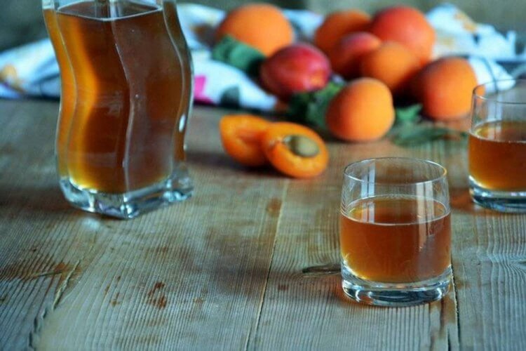 Licor de albaricoque con azúcar