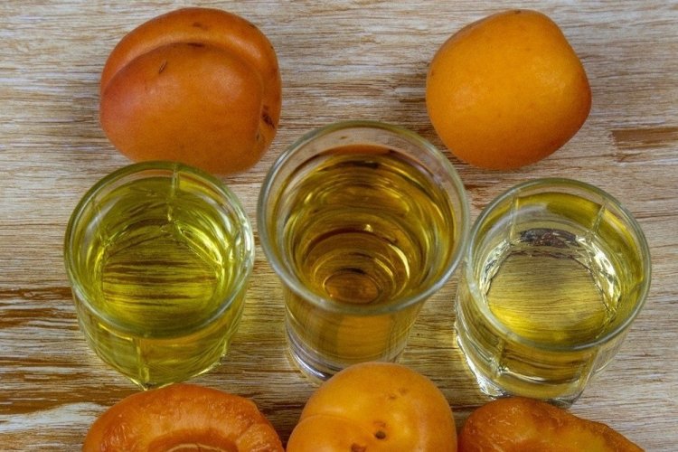 Licor de albaricoque con aguardiente casero