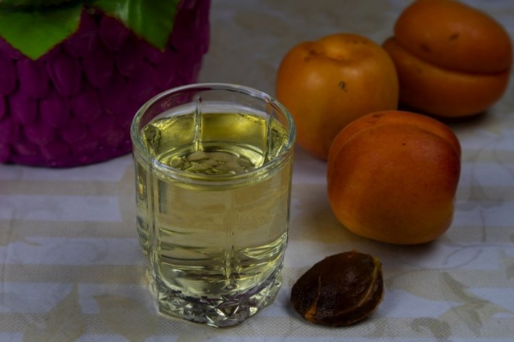 Licor de albaricoques enteros