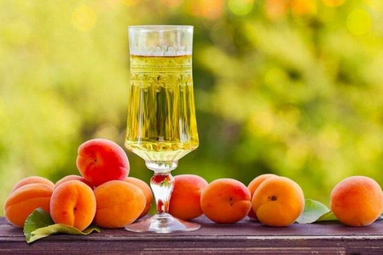 Licor de albaricoque con vino blanco seco