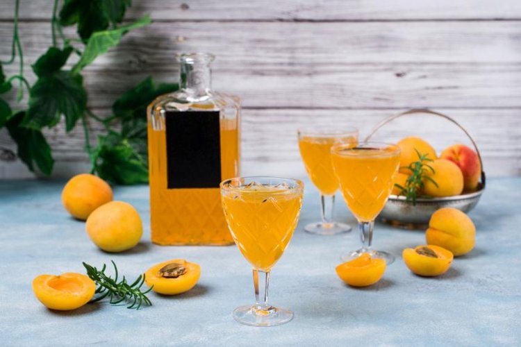 Licor de zumo de albaricoque y huesos con especias
