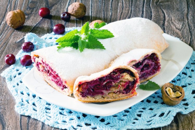 Strudel with Cherries and Oats