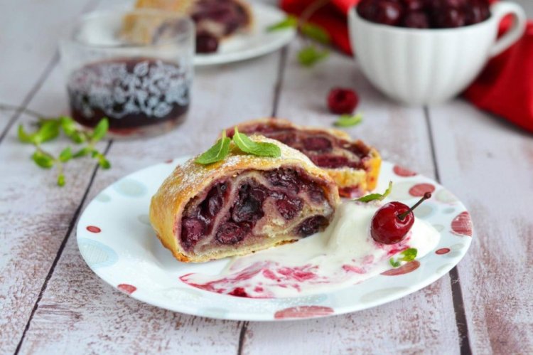 Strudel with Cherries and Cinnamon