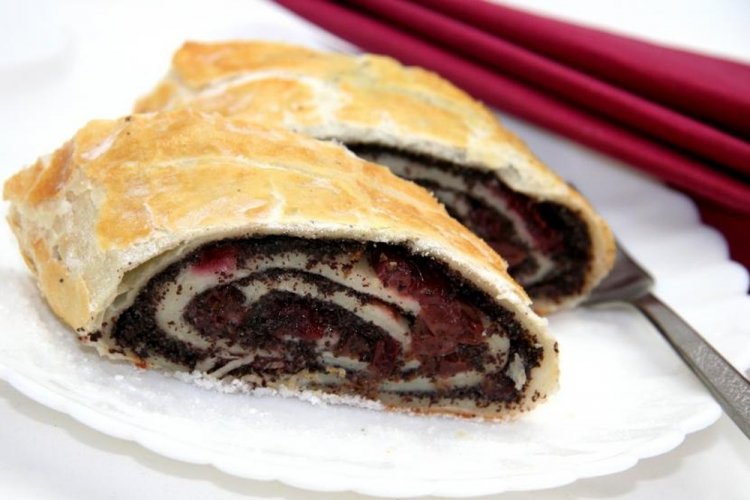Strudel with Cherries and Poppy Seeds