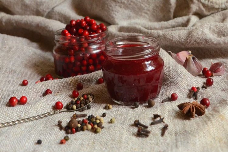 Spicy Lingonberry Sauce with Garlic