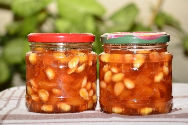 Mermelada de nectarina con almendras
