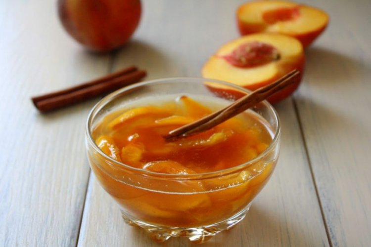 Nectarinas en almíbar dulce con canela