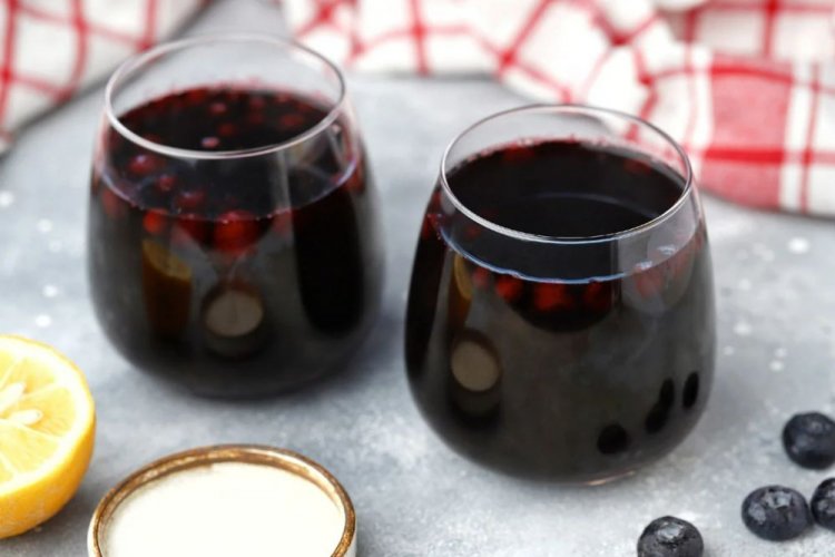 Blueberry Wine with Lemon