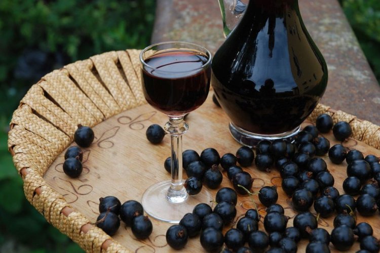 Blueberry Wine with Raisins