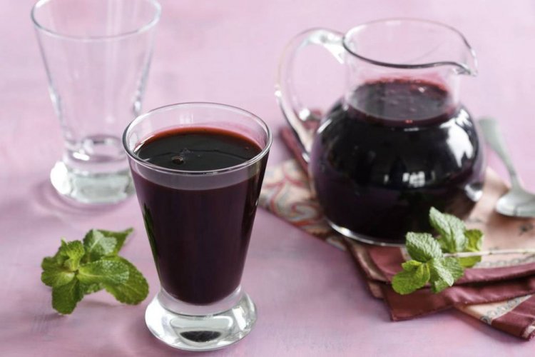 Blueberry Wine with Mint and Wine Yeast