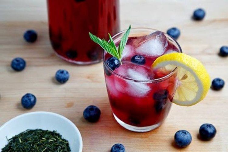 Sommerkompott „Mojito“ aus Heidelbeeren, Zitrone und Minze