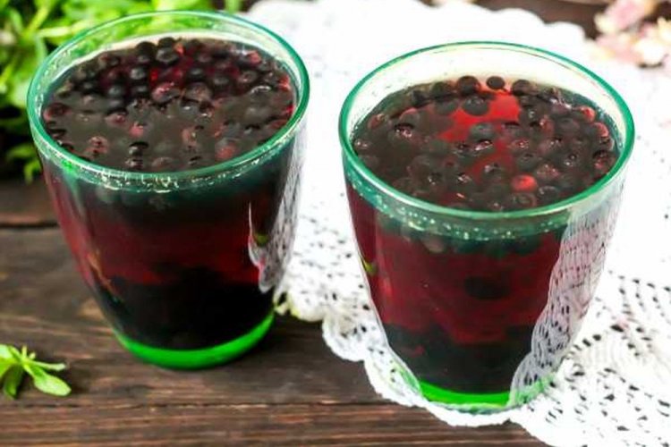Kompott aus getrockneten Heidelbeeren