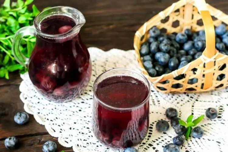 Sommerkompott aus Heidelbeeren mit Minze und Honig