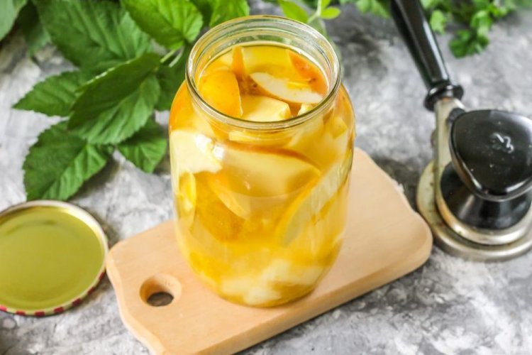 Pear Compote with Nutmeg and Lemon Juice