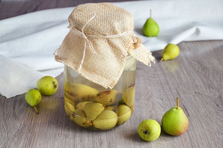 Compote from Small Pears with Cloves and Cinnamon