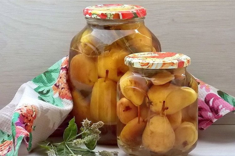 Compote from Whole Pears with Mint and Lemon Juice