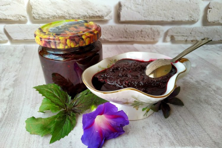 Aroniabeeren-Sauce mit Knoblauch und Basilikum
