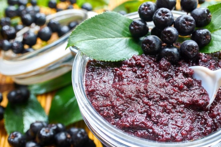 Aroniabeeren mit Zucker im Gefrierschrank