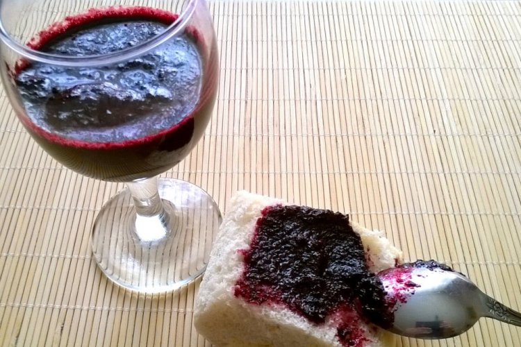 Zerdrückte Aroniabeeren mit Zucker ohne Kochen