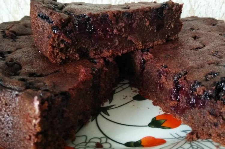 Tarta de chocolate con grosella