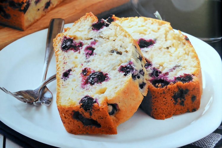 Tarta de plátano con grosella