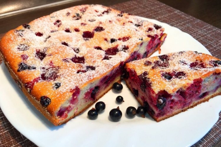 Tarta de grosella con leche