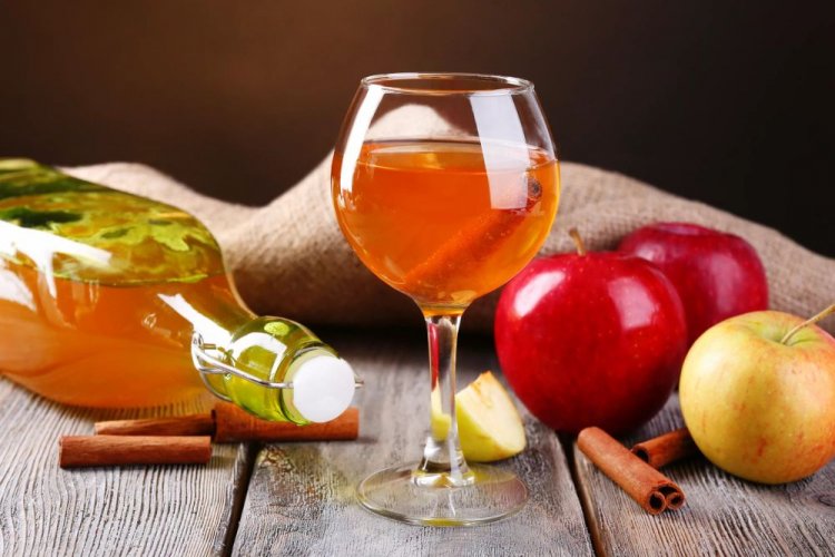 Apple Juice Wine with Raisins and Cinnamon
