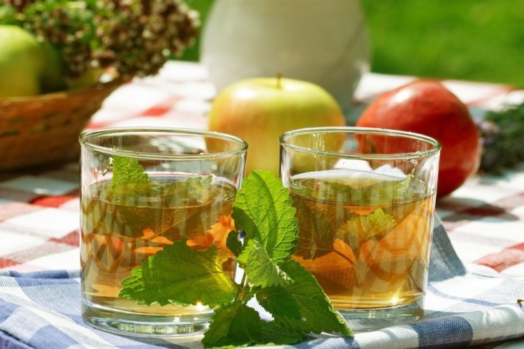Apple Wine with Lemon Balm