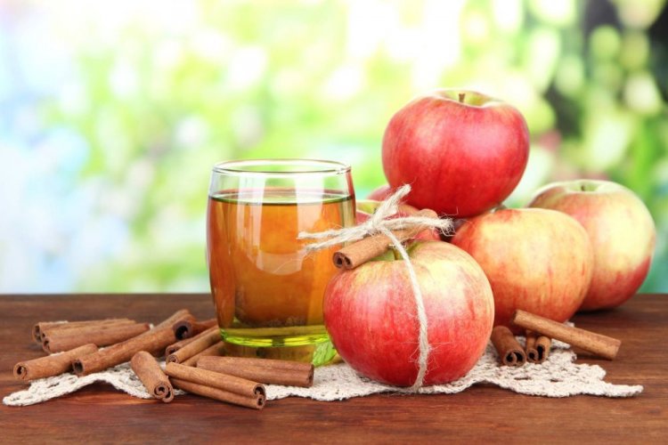 Apple Wine with Cinnamon and Wine Yeast