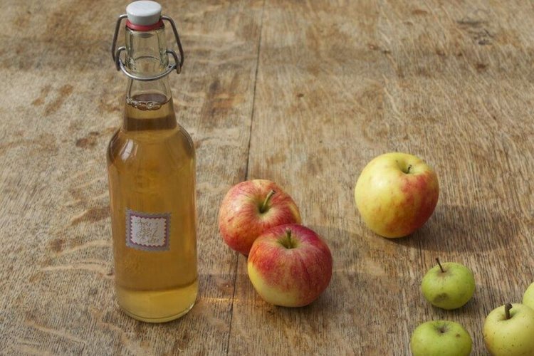 Apple Wine with Raisins and Aromatic Spices