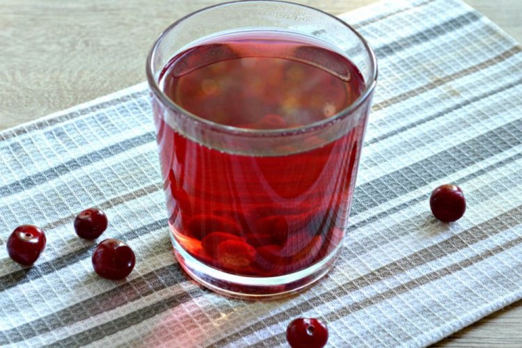 Compota de verano de grosella, cereza y naranja