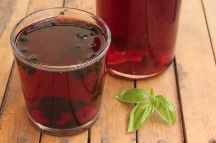 Hagebutten- und Aronia-Kompott