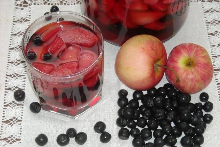 Sommer-Aronia- und Apfelkompott