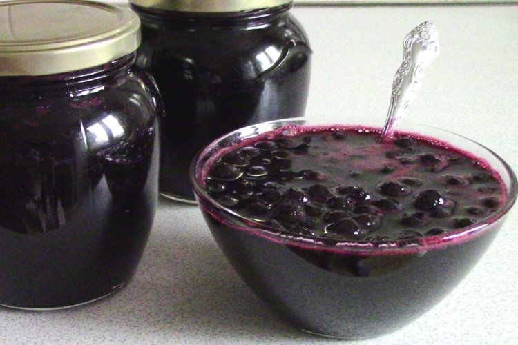 Aronia Jam with Cherry Leaves