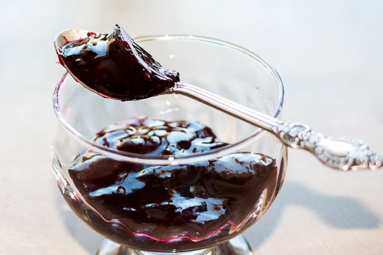 Gelatina de grosella negra con gelatina para el invierno