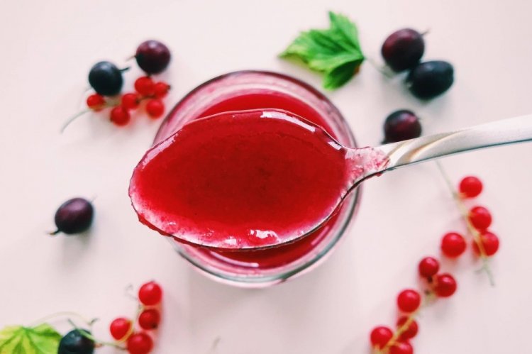 Gelatina de grosella espinosa y grosella roja con gelatina