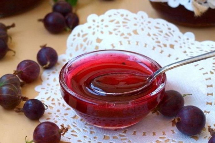Gelatina de zumo de grosella espinosa con gelatina