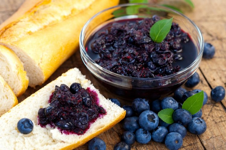 Arándanos en su propio jugo para el invierno con azúcar