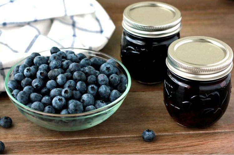 Arándanos en su propio jugo para el invierno en la olla de cocción lenta