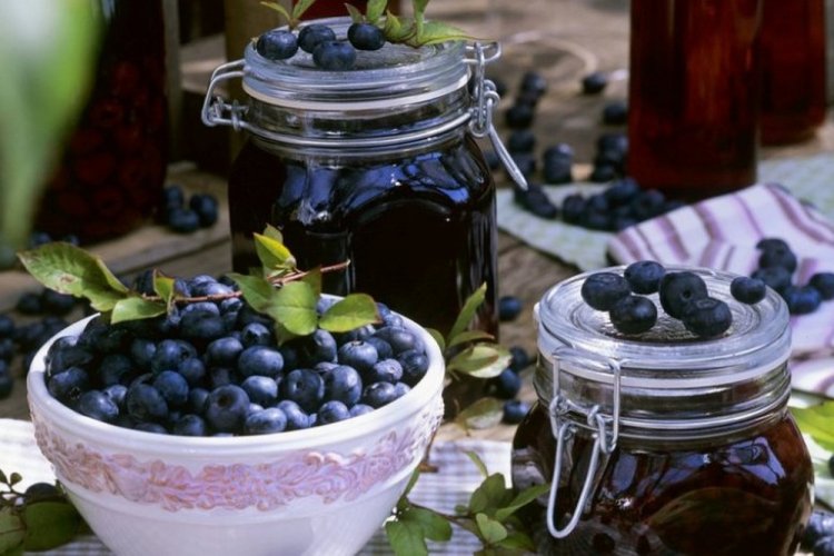 Arándanos en su propio jugo para el invierno en una olla