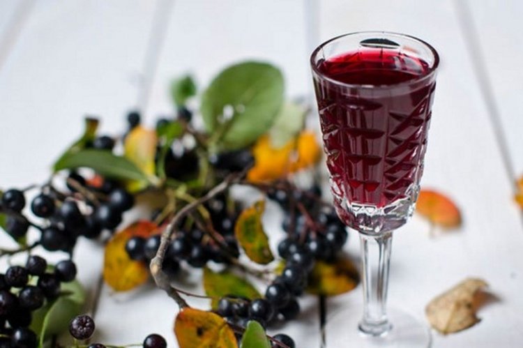 Aronia Berry Wine with Raisins
