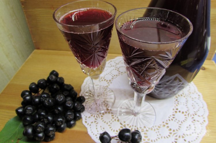 Aronia Berry Wine with Yeast