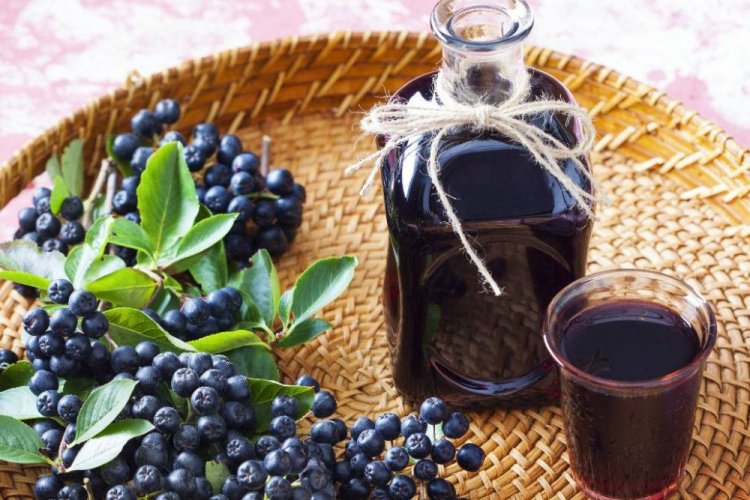 Aronia Berry Wine with Oranges